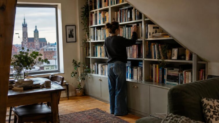 Domowa biblioteka w krakowskim mieszkaniu: jak zaplanować regały na wymiar we wnękach i pod skosami?
